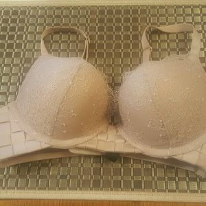 VS bombshell plunge 32 A  extremely push up bra